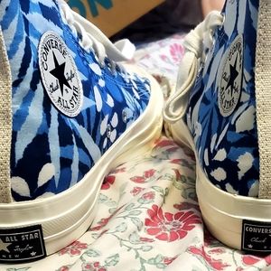 Converse hi tops size 10 women's blue. Very cute, but they were too big for me